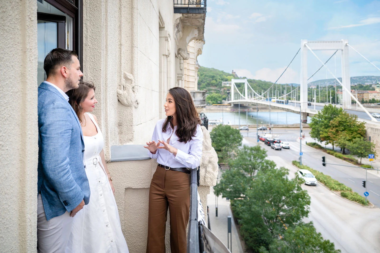 Személyes tanácsadás egy budapesti ingatlan erkélyén